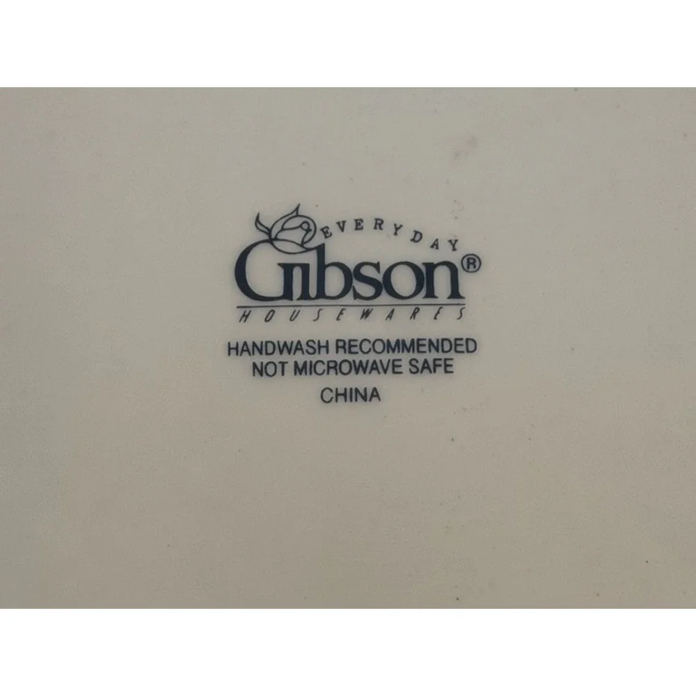 Gibson Christmas Charm Holly Berry 16-Piece Dinnerware Set, Service for 4